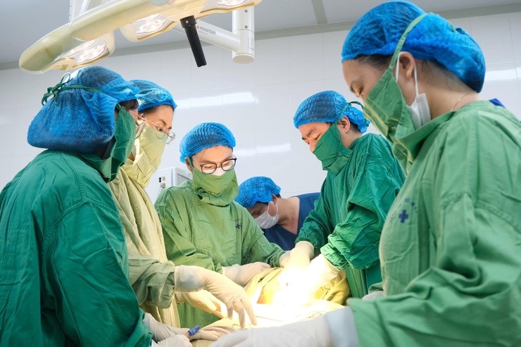 Phẫu thuật thành công cứu mẹ bầu 115 kg mắc tiền sản giật nặng và rau tiền đạo trung tâm