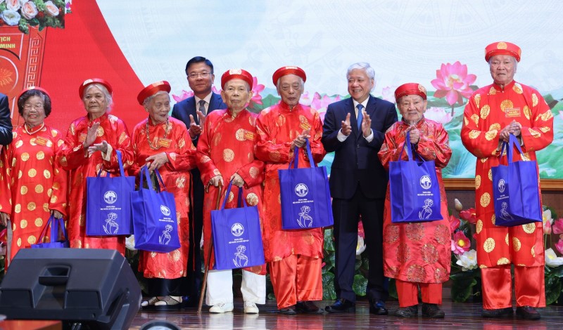 Thứ trưởng Thường trực Bộ Y tế Vũ Mạnh Hà dự lễ phát động Tháng hành động vì người cao tuổi và chương trình “Mắt sáng cho người cao tuổi”