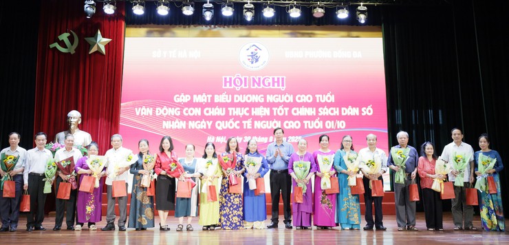 Gặp mặt biểu dương Người cao tuổi tiêu biểu trong công tác vận động con cháu thực hiện tốt chính sách dân số phường Đống Đa