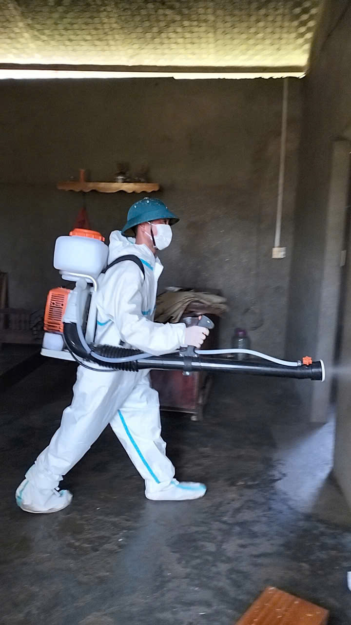 Trung tâm Y tế khu vực Hà Giang tăng cường công tác phun khử khuẩn phòng chống dịch bệnh sau ngập úng, lũ lụt