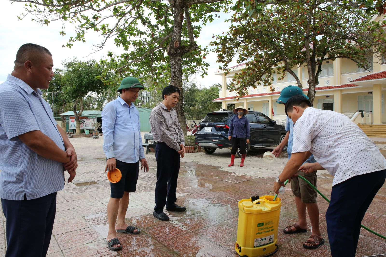 Hoàn thành vệ sinh môi trường, xử lý nước sinh hoạt sau bão, lụt