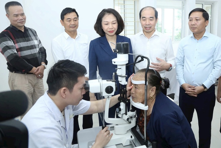 Xã Quang Minh khám, quản lý hồ sơ sức khỏe điện tử cho từng người dân