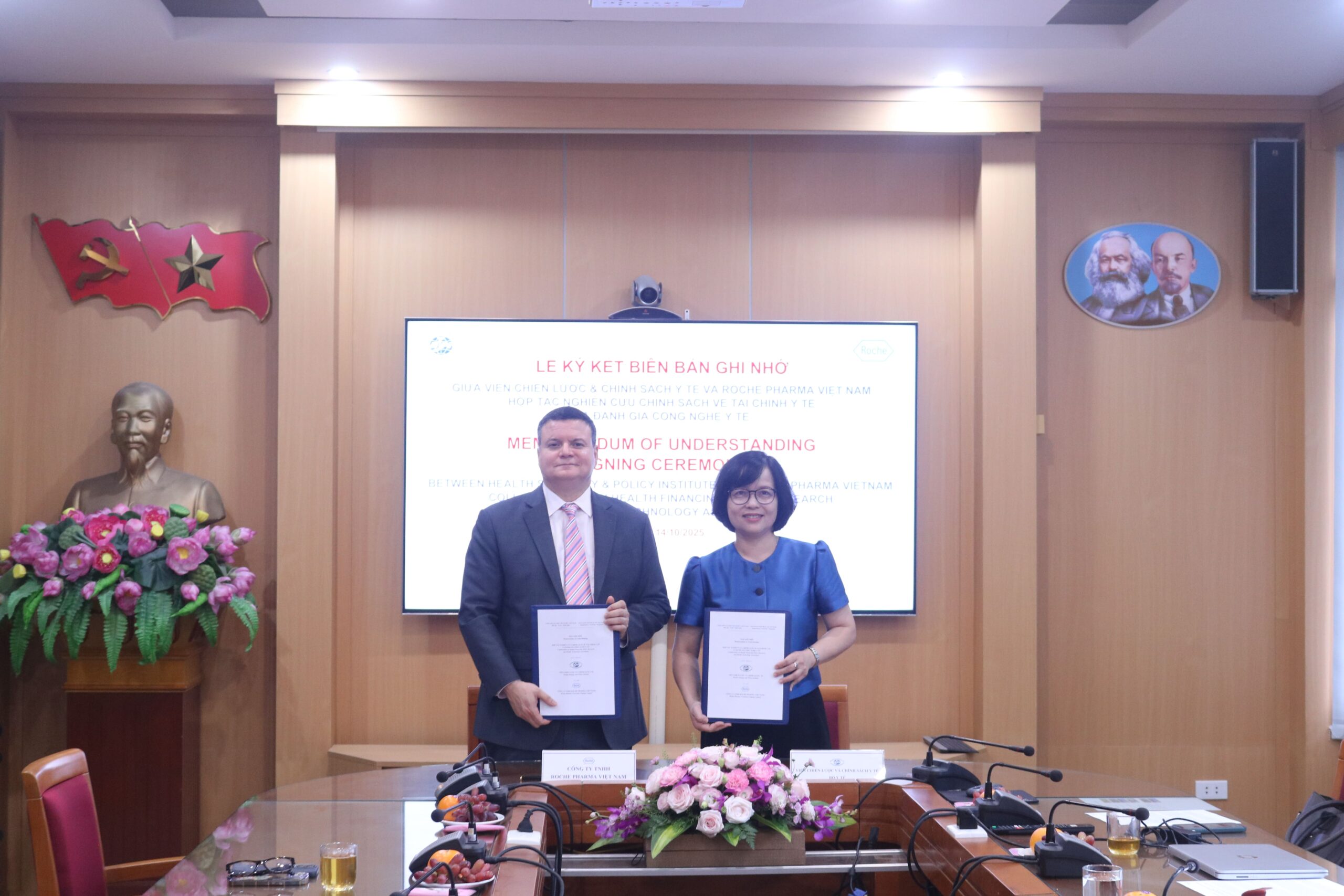 Lễ ký kết Biên bản ghi nhớ hợp tác nghiên cứu (MOU) giữa Viện Chiến lược và Chính sách y tế và Công ty TNHH Roche Pharma (Việt Nam)