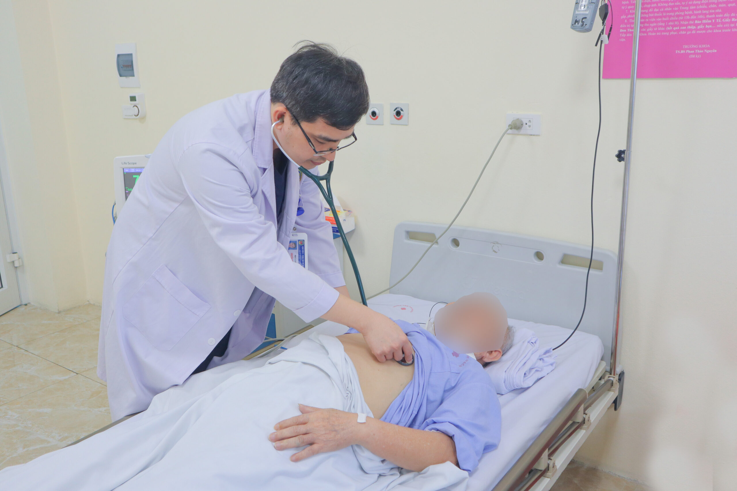 ĐANG CHƠI CỜ, NGƯỜI ĐÀN ÔNG 80 TUỔI BỊ NGẤT VÀ ĐƯỢC CỨU SỐNG NHỜ THAY VAN ĐỘNG MẠCH CHỦ QUA DA KỊP THỜI