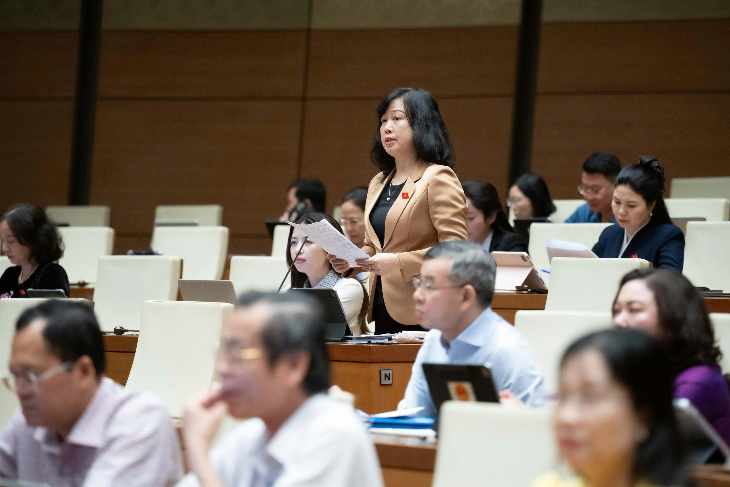 Lãnh đạo Bộ Y tế tham gia phiên thảo luận toàn thể tại hội trường về tình hình kinh tế – xã hội, ngân sách nhà nước và kế hoạch tài chính, giai đoạn 2026–2030