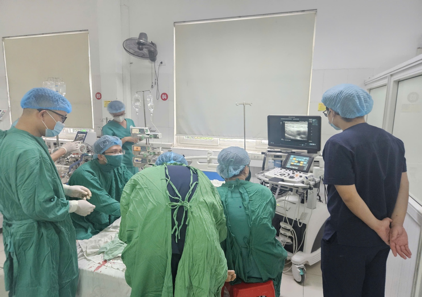 Bệnh viện Hữu nghị đa khoa Nghệ An thực hiện thành công kỹ thuật HYBRID ECMO cứu sống bệnh nhân trẻ tuổi Sốc nhiễm trùng, viêm phổi ARDS do tụ cầu vàng, tổn thương cơ tim cấp, suy đa tạng