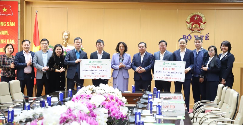 Thứ trưởng Bộ Y tế Nguyễn Thị Liên Hương tiếp nhận 20 tấn hóa chất hỗ trợ các địa phương khắc phục hậu quả mưa, lũ