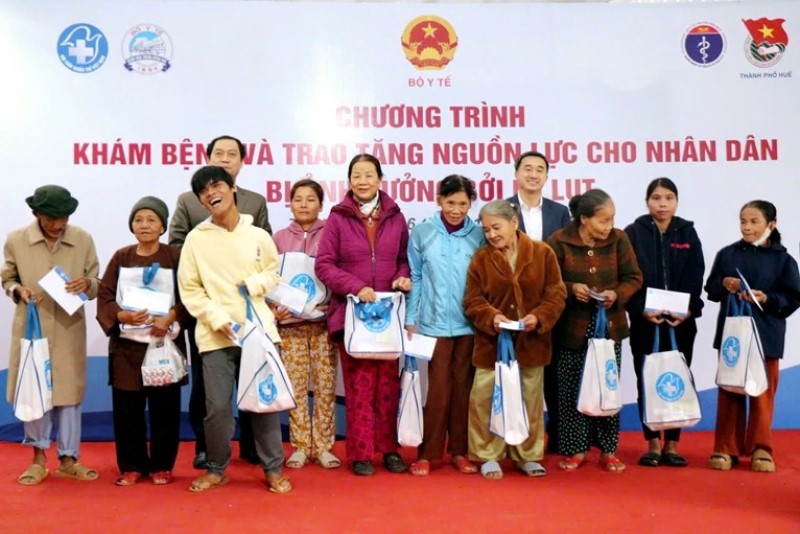 Thứ trưởng Bộ Y tế Trần Văn Thuấn đồng hành với chương trình khám và cấp thuốc miễn phí sau mưa lũ cho người dân