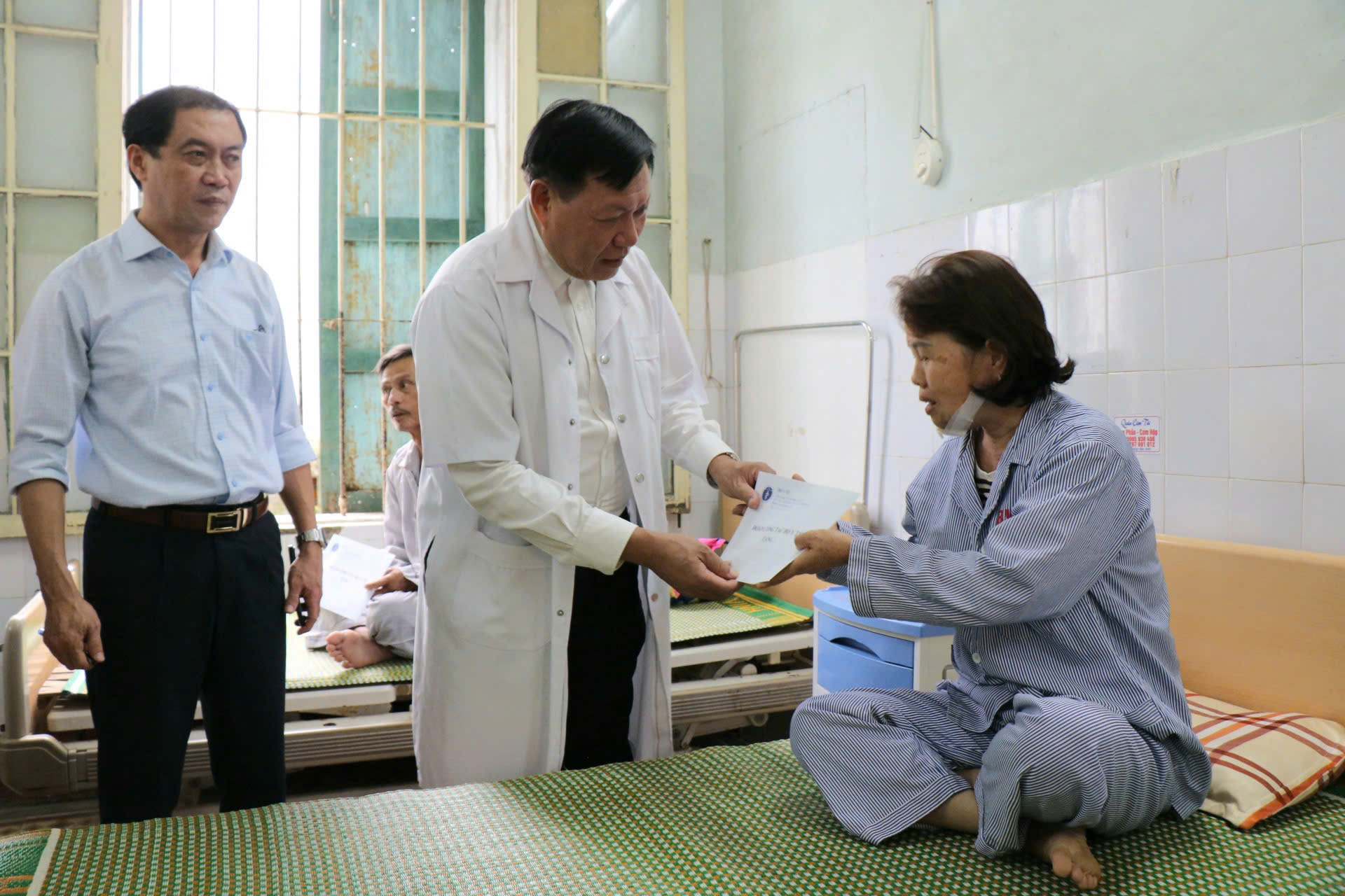 Thứ trưởng Bộ Y tế Đỗ Xuân Tuyên kiểm tra công tác ứng phó, khắc phục hậu quả sau mưa lũ tại thành phố Huế