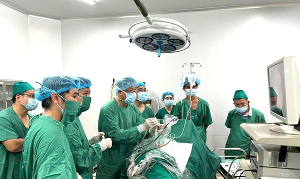 Chuyển giao thành công kỹ thuật “chuẩn vàng” điều trị sỏi thận