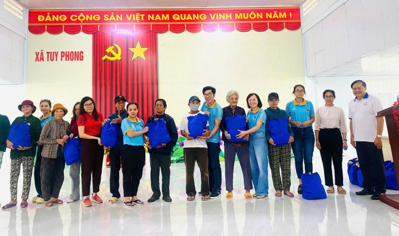 Nhiều đoàn công tác của Bộ Y tế hỗ trợ các tỉnh miền Trung, Tây Nguyên ứng phó, khắc phục mưa lũ