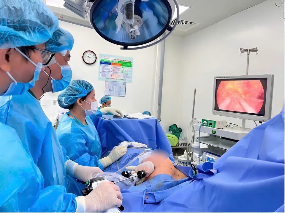 PHỐI HỢP NHIỀU PHƯƠNG PHÁP, KỸ THUẬT MỚI ĐIỀU TRỊ THÀNH CÔNG CHO NGƯỜI BỆNH ĐÃ GHÉP THẬN BỊ UNG THƯ VÚ 2 BÊN