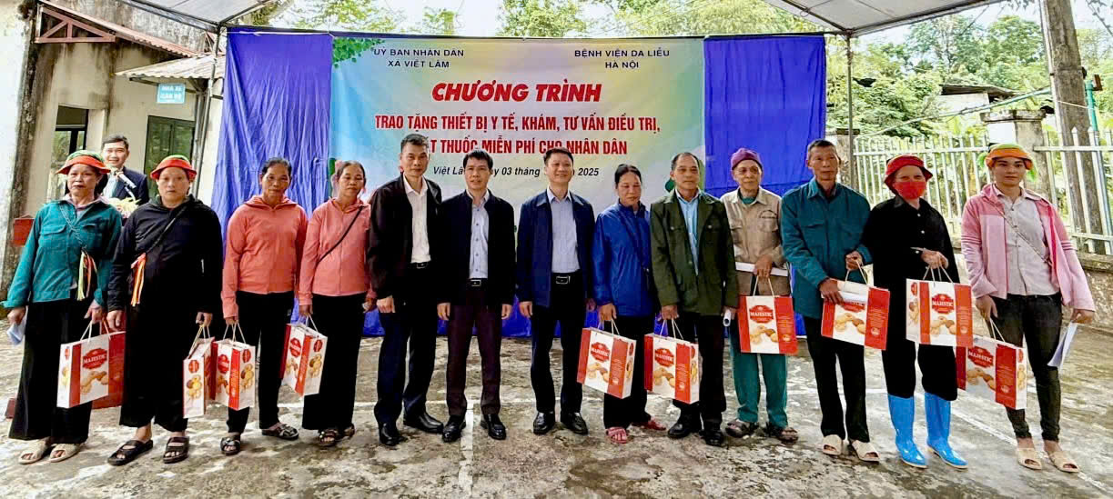 Đoàn công tác của Bệnh viện Da liễu Hà Nội trao tặng thiết bị y tế và khám bệnh, phát thuốc miễn phí tại xã Việt Lâm