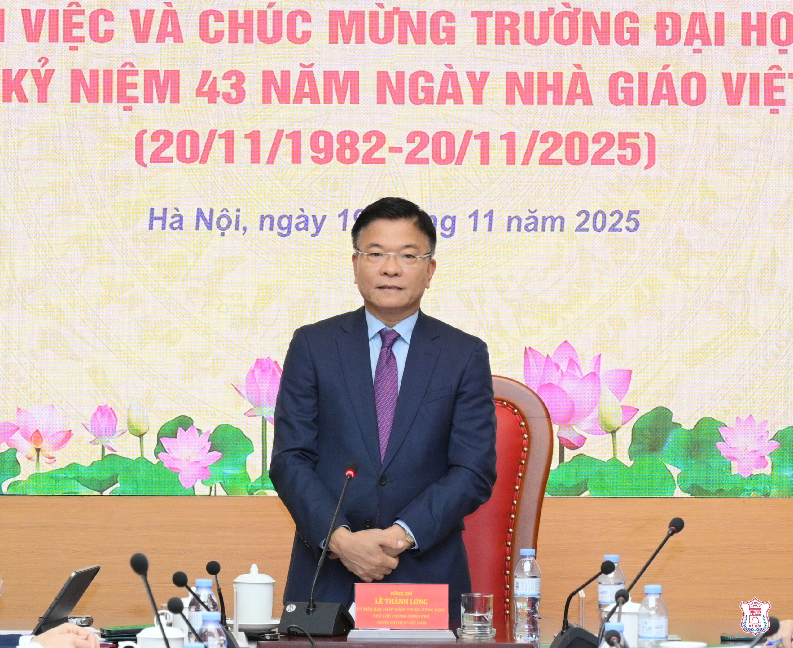 Đồng chí Lê Thành Long – Ủy viên Ban chấp hành Trung ương Đảng, Phó Thủ tướng Chính phủ thăm, làm việc và chúc mừng trường Đại học Y Hà Nội nhân kỷ niệm 43 năm ngày Nhà giáo Việt Nam.