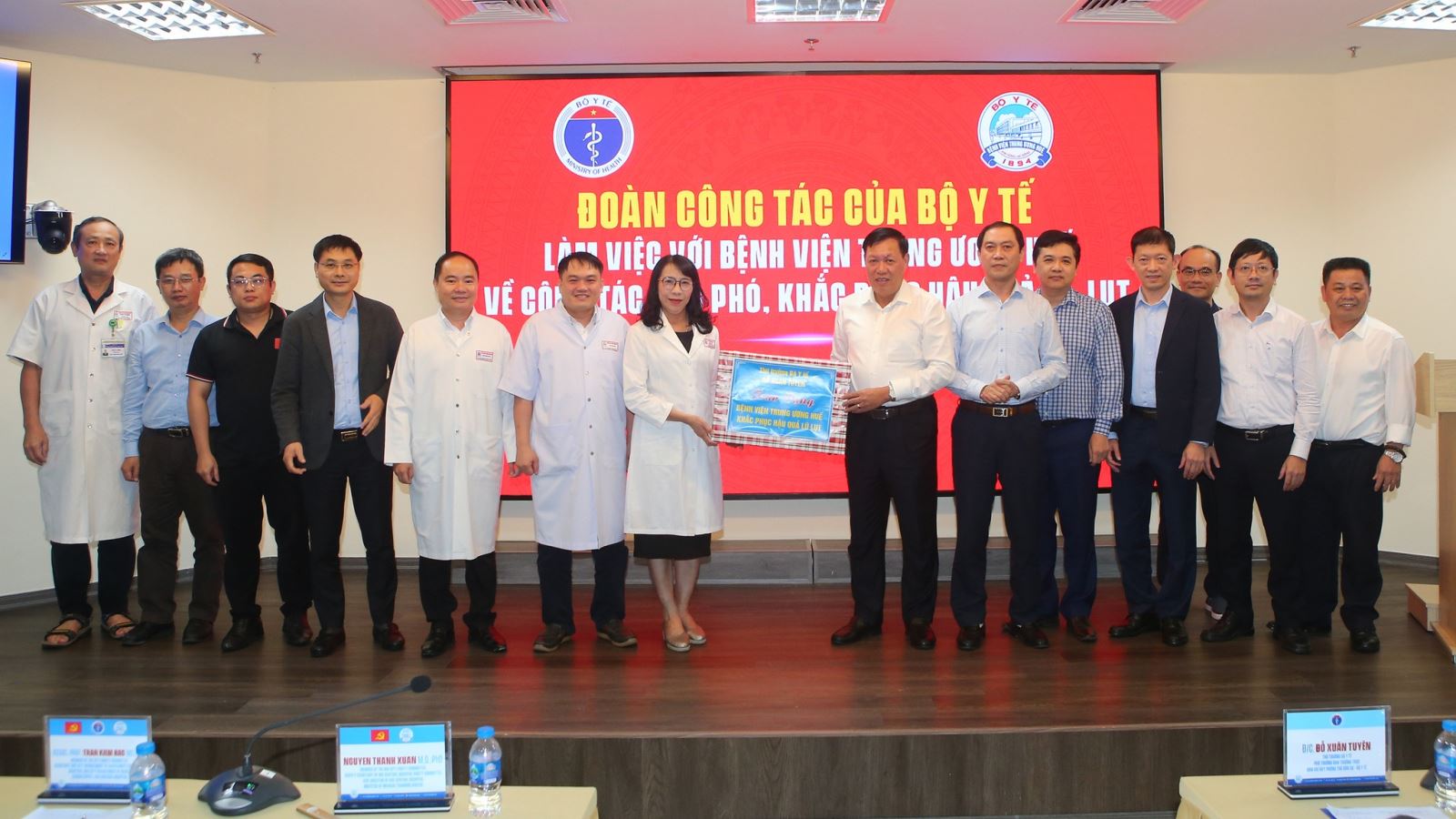 Đoàn công tác Bộ Y tế kiểm tra công tác ứng phó, khắc phục hậu quả mưa lũ tại BVTW Huế