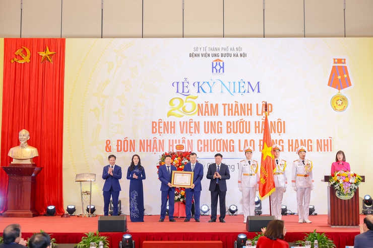 Bệnh viện Ung Bướu Hà Nội đón nhận Huân chương Lao động hạng Nhì