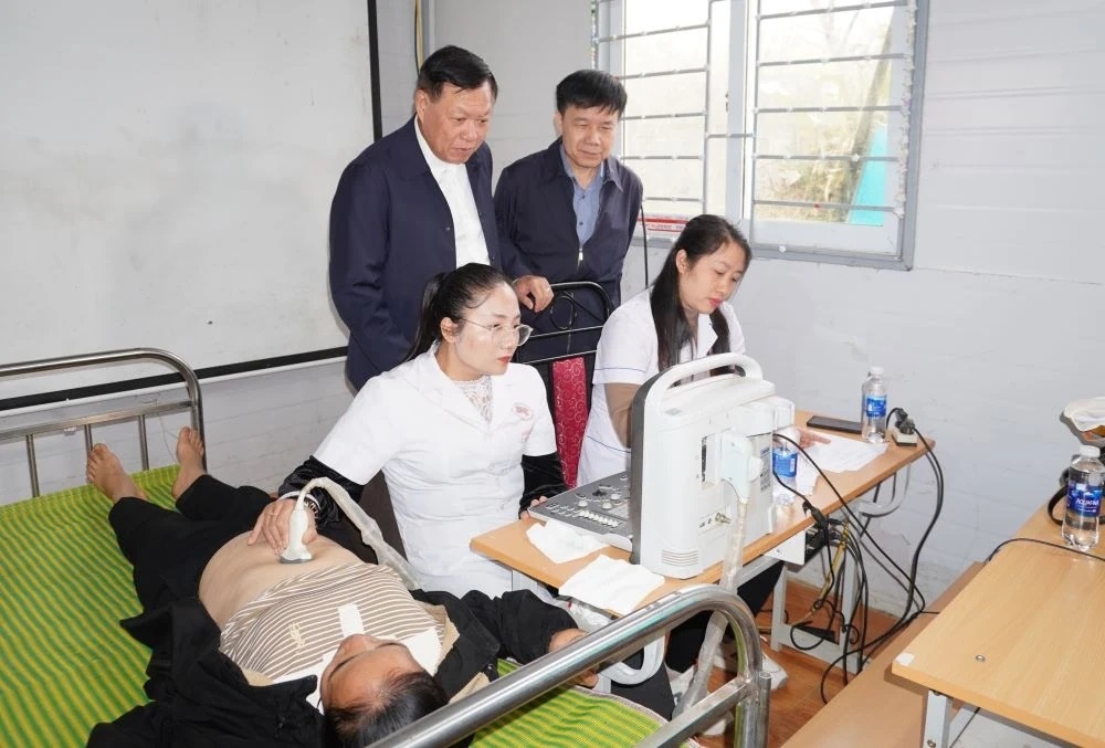 Thứ trưởng Bộ Y tế Đỗ Xuân Tuyên đồng hành cùng chương trình trao tặng trang thiết bị y tế cho Trạm Y tế Lũng Cao, xã Cổ Lũng, tỉnh Thanh Hóa