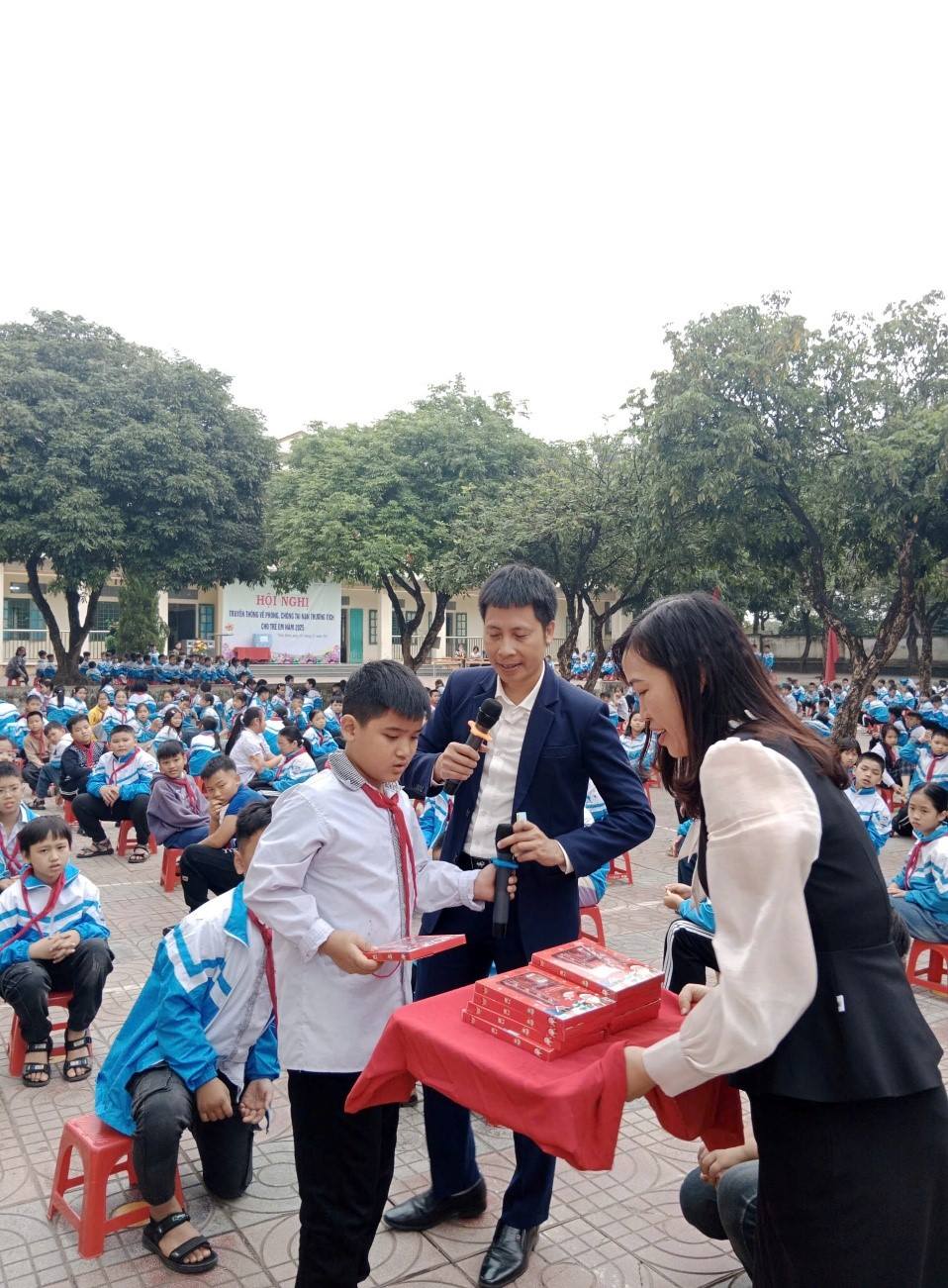 CHI CỤC DÂN SỐ VÀ TRẺ EM TỈNH NINH BÌNH ĐẨY MẠNH TRUYỀN THÔNG PHÒNG TRÁNH TAI NẠN THƯƠNG TÍCH CHO HỌC SINH TIỂU HỌC