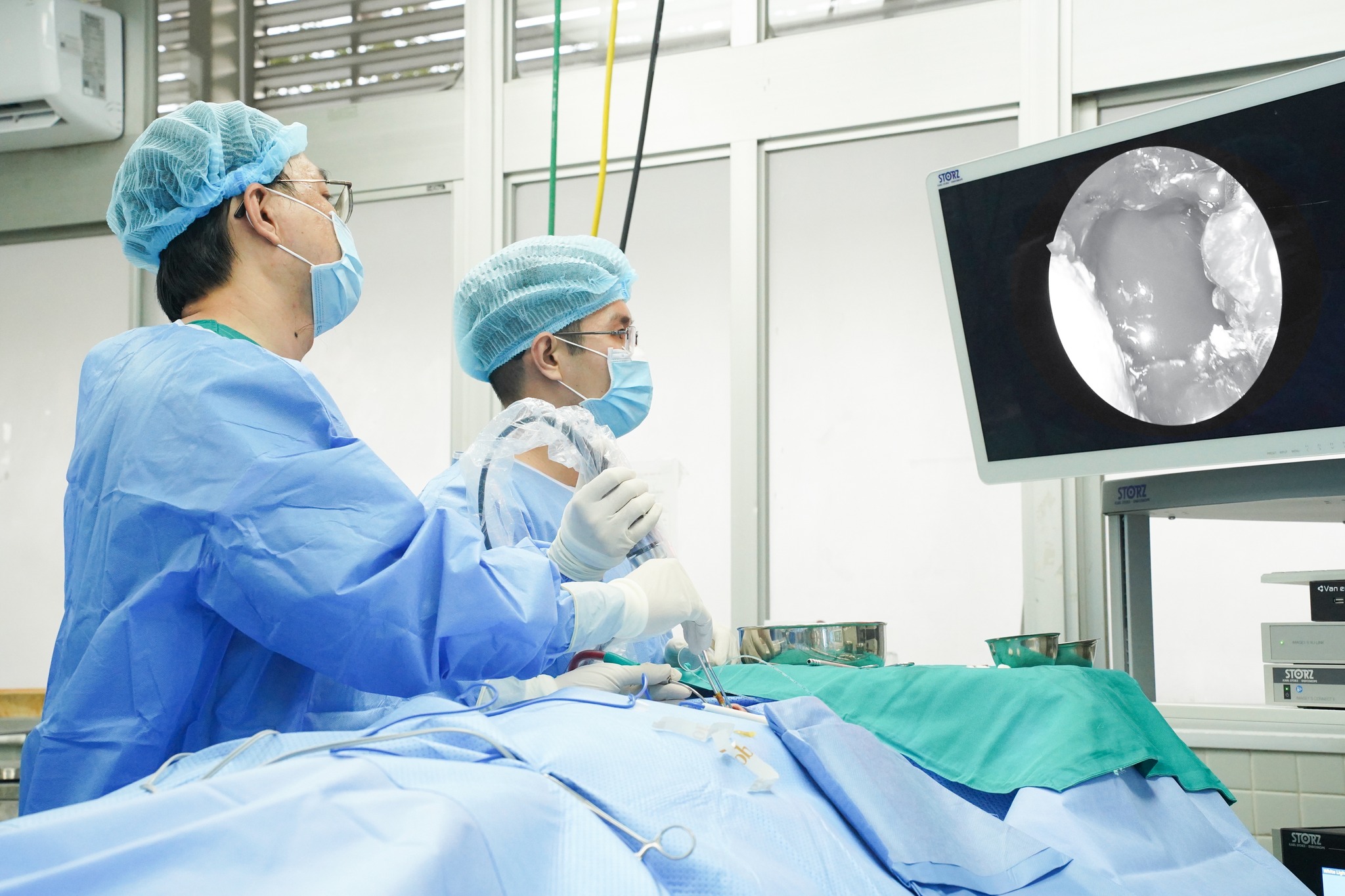 LẦN ĐẦU TIÊN TẠI VIỆT NAM, BỆNH VIỆN CHỢ RẪY ỨNG DỤNG HỆ THỐNG PHẪU THUẬT NỘI SOI THẦN KINH 4K – ICG: PHẪU THUẬT THÀNH CÔNG U TUYẾN YÊN KHỔNG LỒ