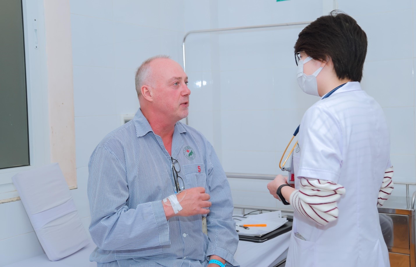 Bệnh viện Đa khoa Đức Giang thực hiện thành công kỹ thuật nội soi vi phẫu thanh quản cắt u hạt bằng Laser C02 cho bệnh nhân ngoại quốc.