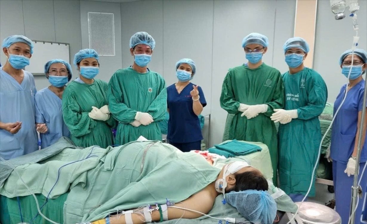 Bệnh viện Đa khoa Bình Dương nối lại bàn tay cho thai phụ mang song thai 34 tuần