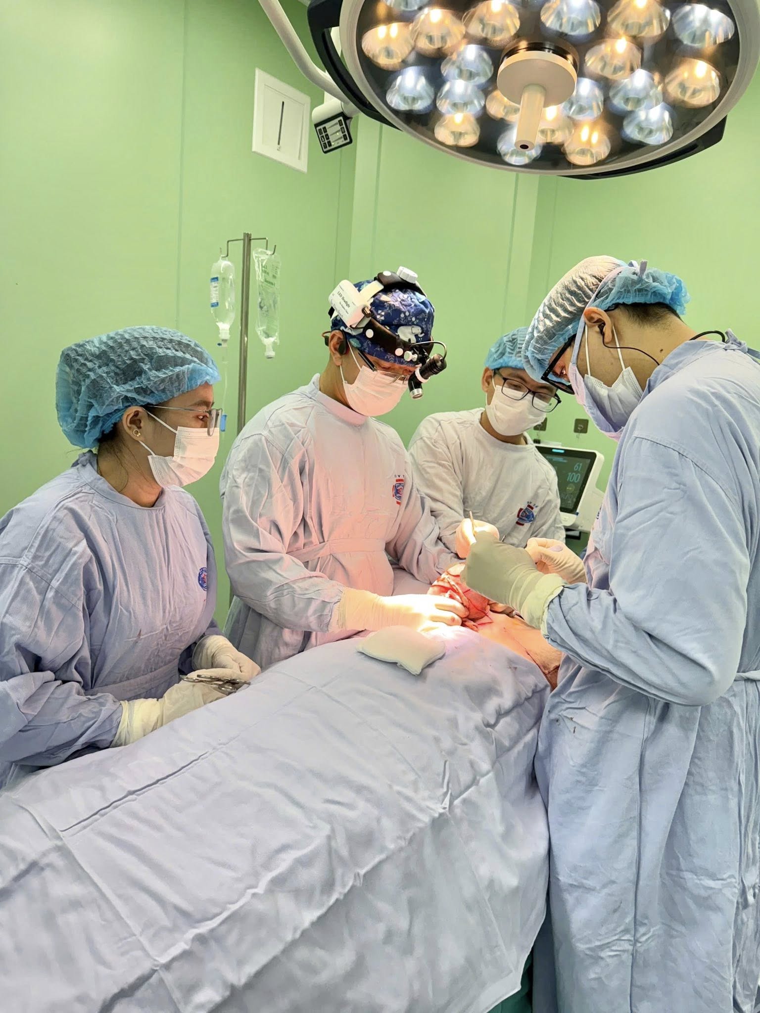 BỆNH VIỆN K PHẪU THUẬT THÀNH CÔNG CHO NGƯỜI BỆNH UNG THƯ VÚ PHÌ ĐẠI, SA TRỄ NGỰC, MONG MUỐN TRỌN VẸN CẢ ĐIỀU TRỊ VÀ THẨM MỸ