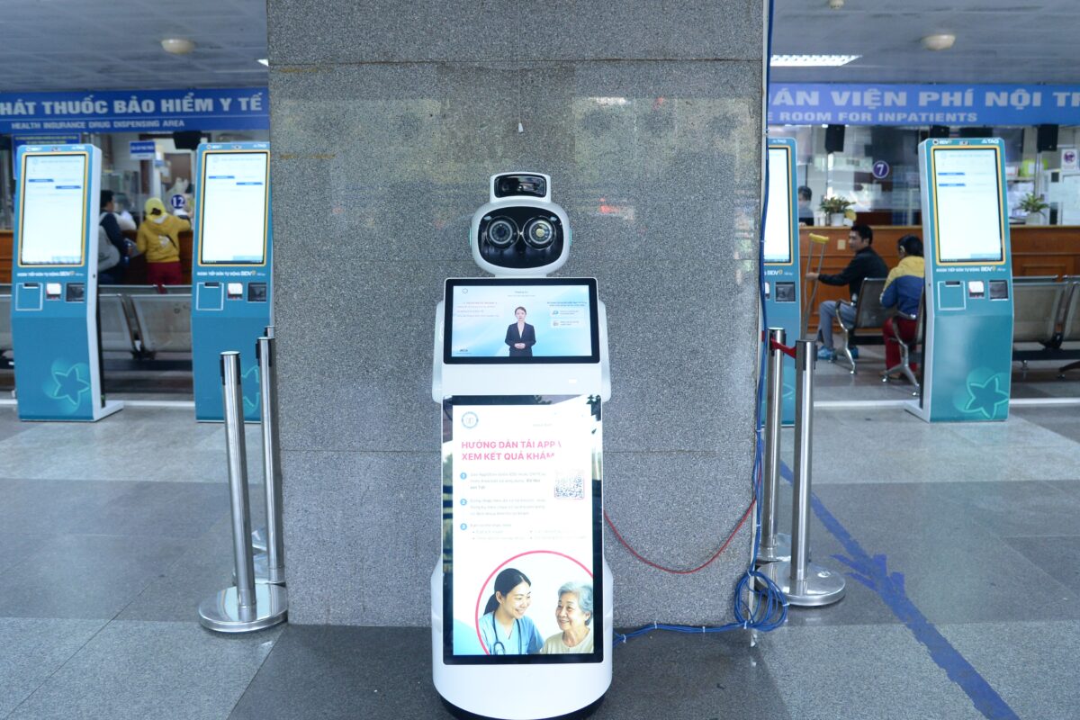 Đẩy mạnh chuyển đổi số với Robot lễ tân thông minh tại Bệnh viện Nội tiết Trung ương