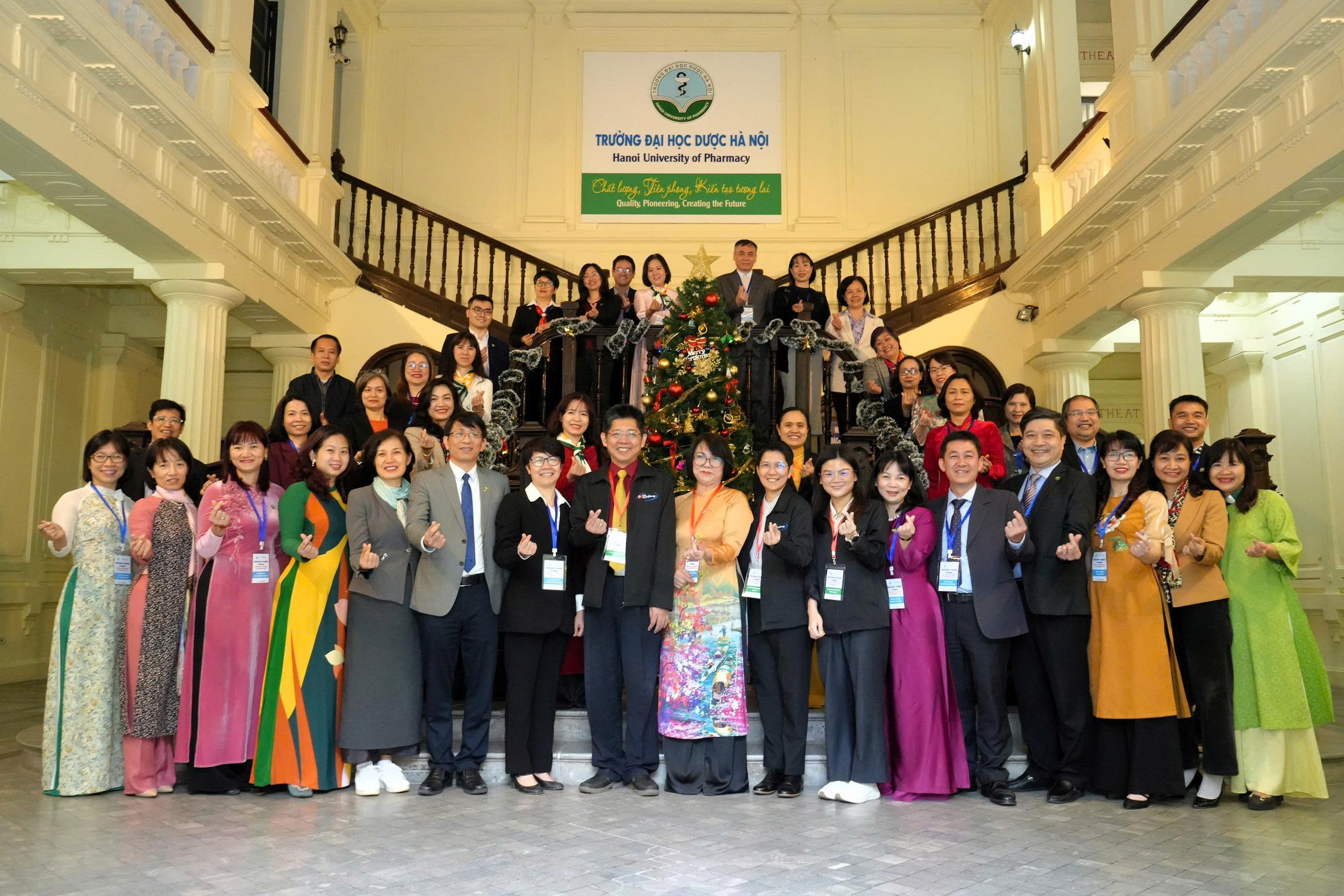 BẾ MẠC CHƯƠNG TRÌNH ĐÁNH GIÁ NGOÀI AUN-QA: KHẲNG ĐỊNH VỊ THẾ VÀ CAM KẾT CHẤT LƯỢNG CỦA CHƯƠNG TRÌNH ĐÀO TẠO DƯỢC HỌC