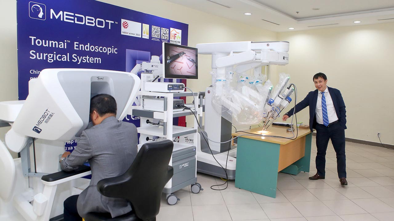 Hệ thống robot phẫu thuật nội soi Toumai được trưng bày và trải nghiệm tại BVTW Huế