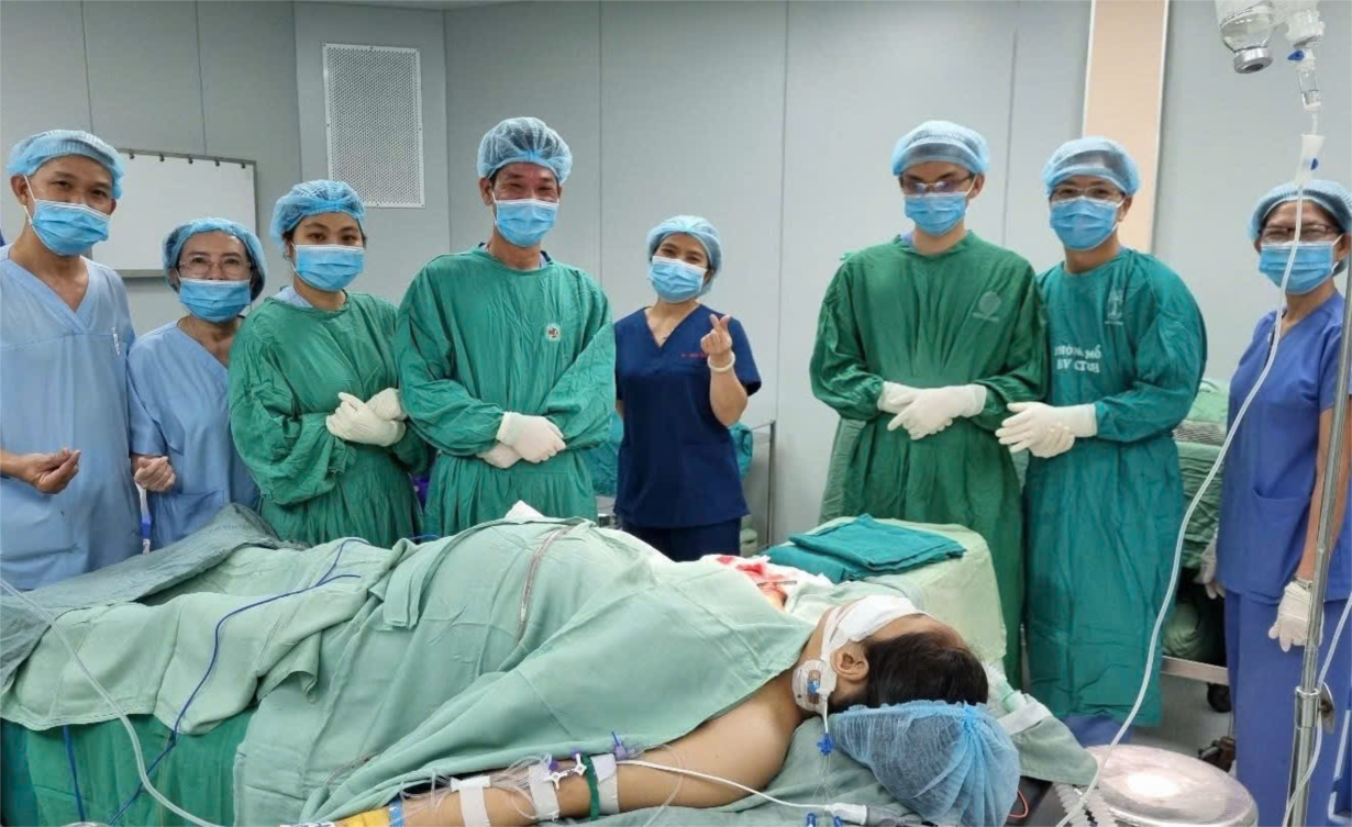 Nối lại bàn tay cho thai phụ mang song thai 34 tuần: Dấu ấn đặc biệt về phẫu thuật vi phẫu của Bệnh viện Đa khoa Bình Dương