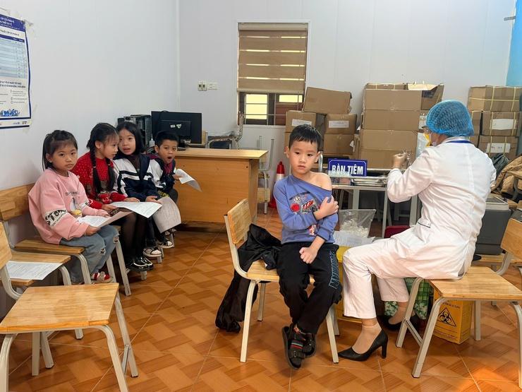 Các Trạm Y tế tổ chức tiêm chủng bù liều cho trẻ nhập học tại các trường mầm non và tiểu học