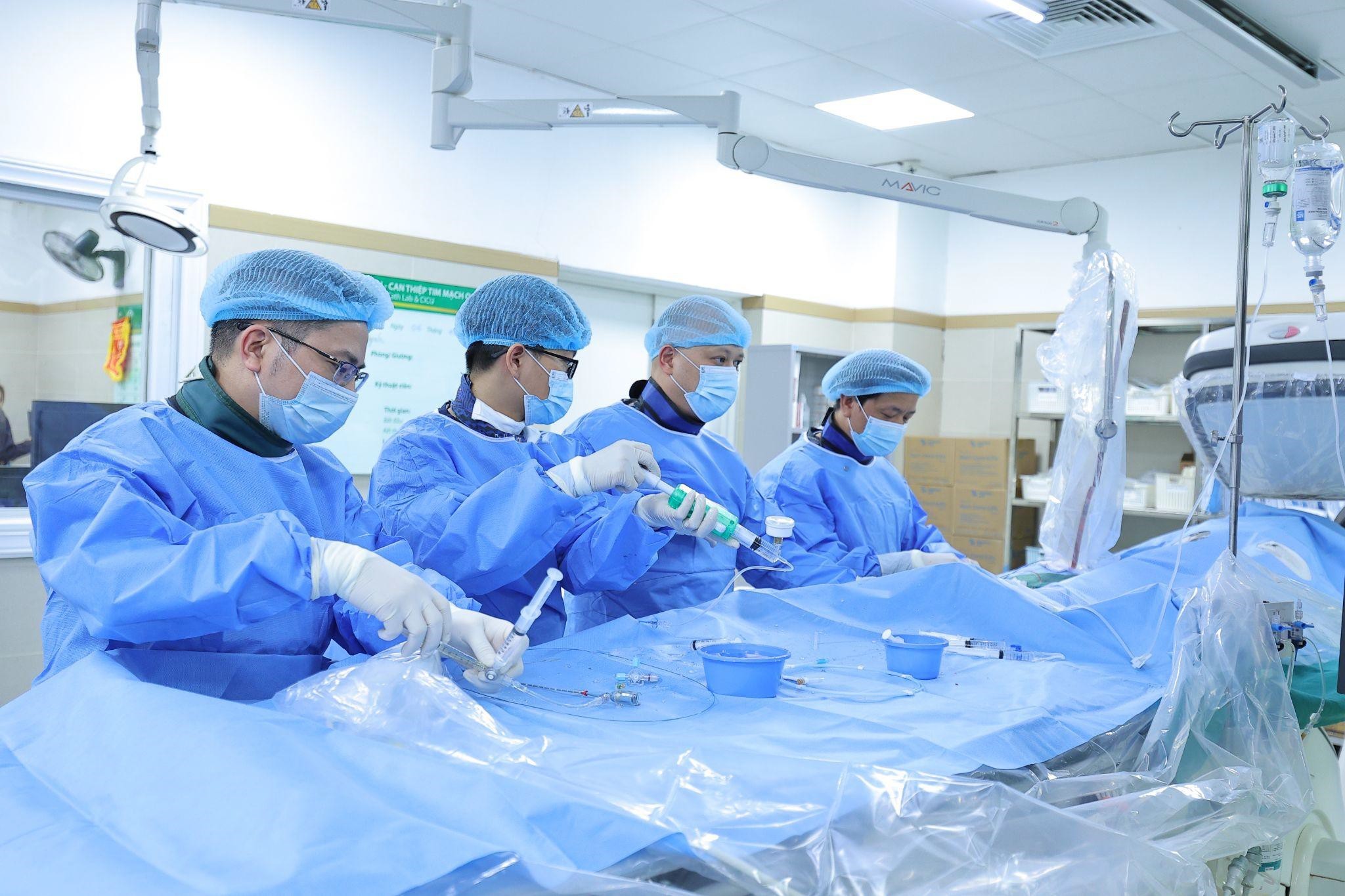 Bệnh viện Bạch Mai: Tiên phong ứng dụng công nghệ mới trong điều trị mạch vành vôi hóa phức tạp bằng bóng phá vôi nội mạch IVL cơ học sử dụng lực Hertz