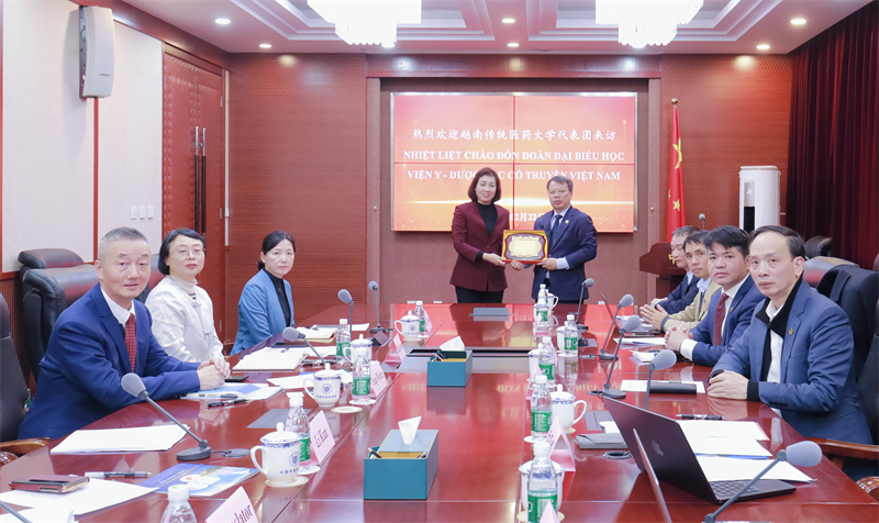 Trao đổi học thuật và chia sẻ kinh nghiệm quản lý giữa Viện khoa học Trung y Trung Quốc và Học viện Y – Dược học cổ truyền Việt Nam