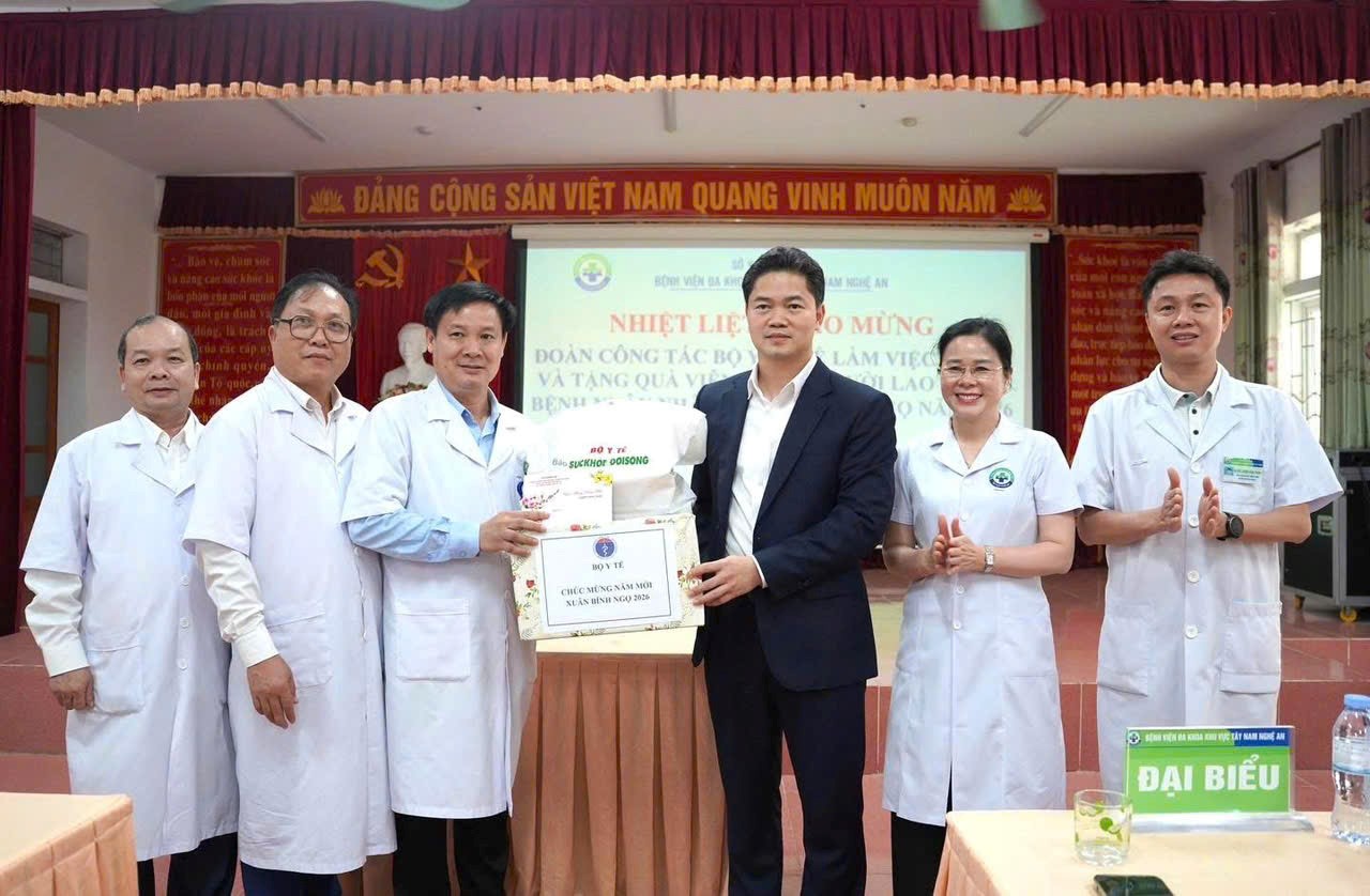 Thứ trưởng Thường trực Bộ Y tế Vũ Mạnh Hà thăm, chúc Tết, trao quà tại các cơ sở y tế khu vực miền Tây Nam tỉnh Nghệ An