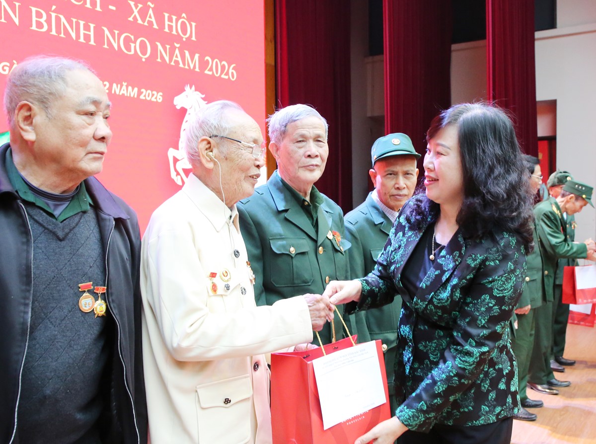 Bộ trưởng Bộ Y tế Đào Hồng Lan cùng Đoàn đại biểu Quốc hội tỉnh Bắc Ninh trao quà tặng các đối tượng chính sách – xã hội nhân dịp Tết nguyên đán Bính Ngọ