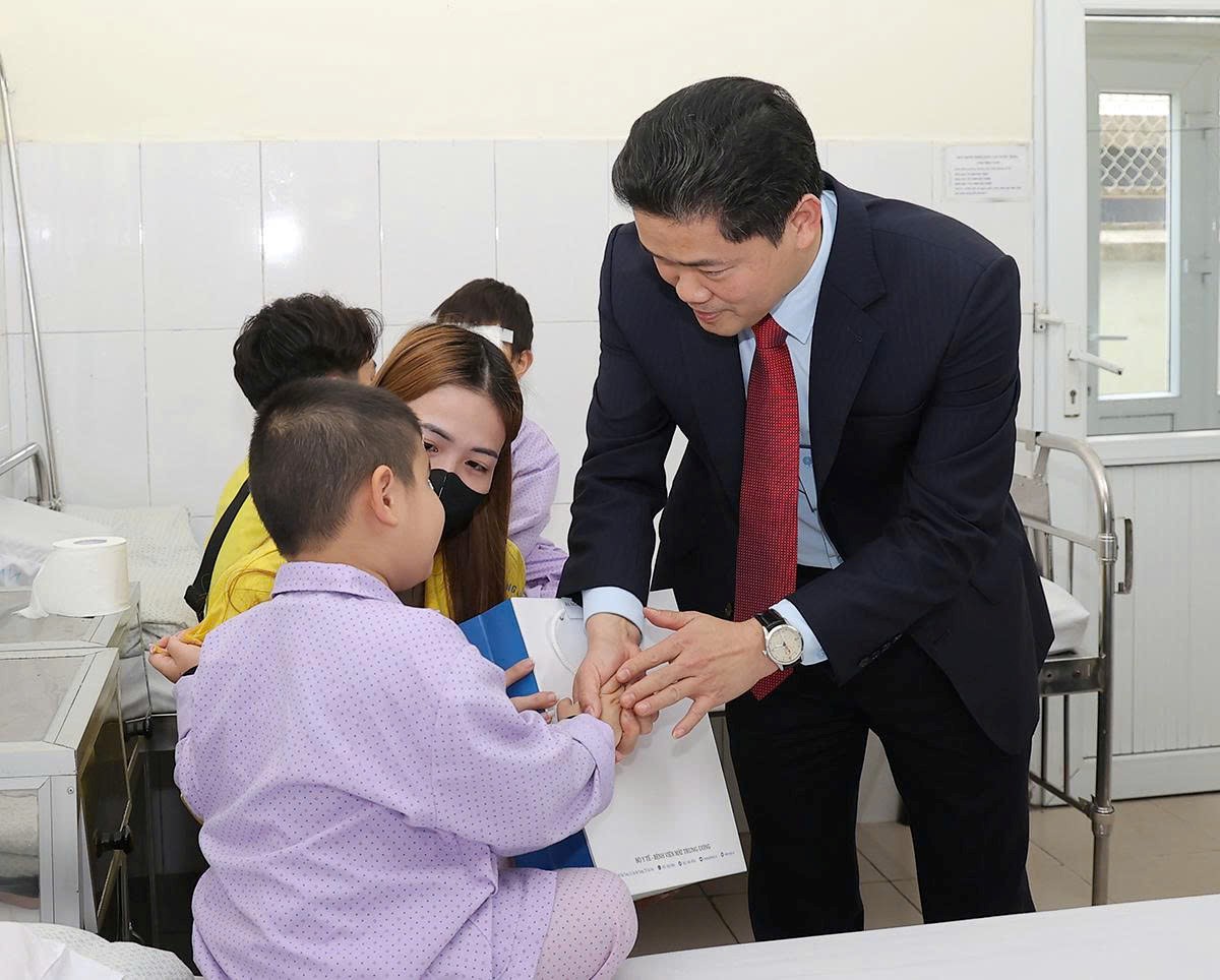 Thứ trưởng Thường trực Bộ Y tế Vũ Mạnh Hà thăm, kiểm tra công tác chuẩn bị Tết Nguyên đán Bính Ngọ tại Bệnh viện Nhi Trung ương và Bệnh viện Mắt Trung ương