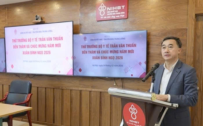 Thứ trưởng Bộ Y tế Trần Văn Thuấn thăm, chúc Tết và kiểm tra công tác trực Tết Nguyên đán Bính Ngọ tại Viện Huyết học – Truyền máu Trung ương