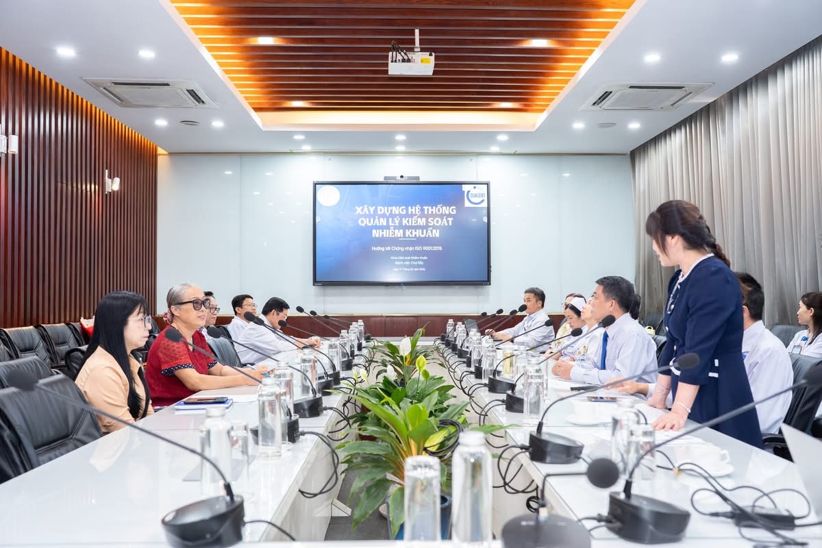 BỆNH VIỆN CHỢ RẪY ĐÓN NHẬN CHỨNG NHẬN HỆ THỐNG QUẢN LÝ CHẤT LƯỢNG THEO TIÊU CHUẨN ISO 9001:2015 TRONG LĨNH VỰC KIỂM SOÁT NHIỄM KHUẨN