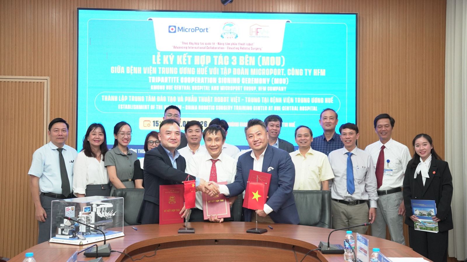 BVTW Huế hợp tác thành lập Trung tâm Đào tạo Phẫu thuật Robot Việt – Trung đầu tiên tại Việt Nam