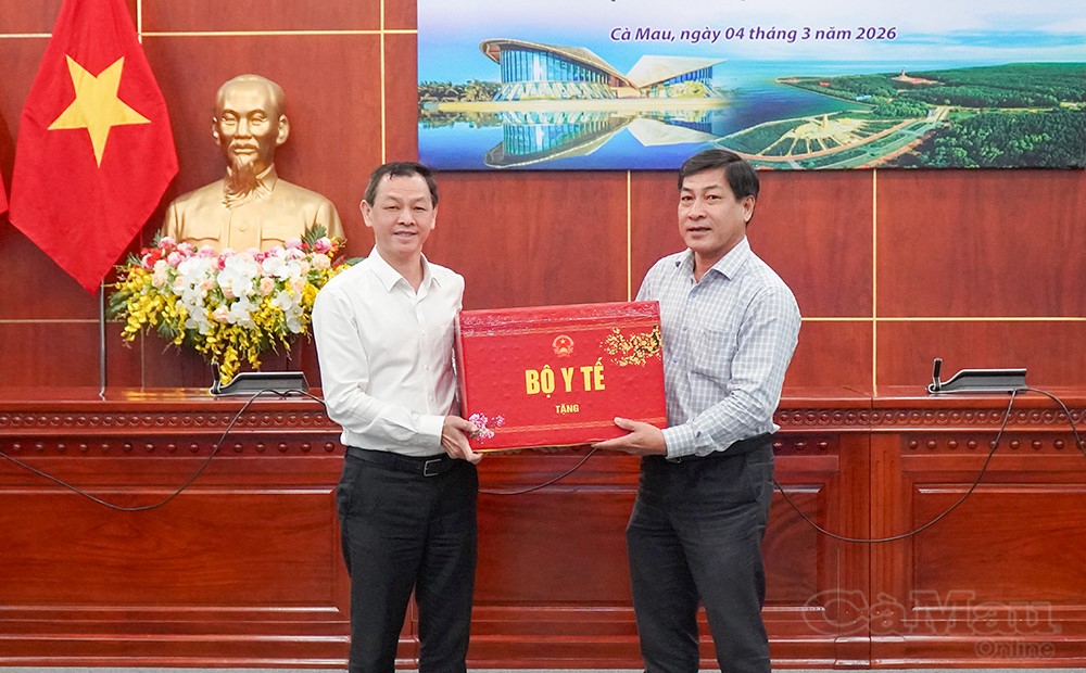 Thứ trưởng Bộ Y tế Nguyễn Tri Thức làm việc tại Cà Mau về phát triển nhân lực y tế cho Trạm Y tế cấp xã