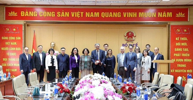 Thứ trưởng Nguyễn Thị Liên Hương tiếp Giáo sư Yazdan Yazdanpanah, Giám đốc ANRS|MIE