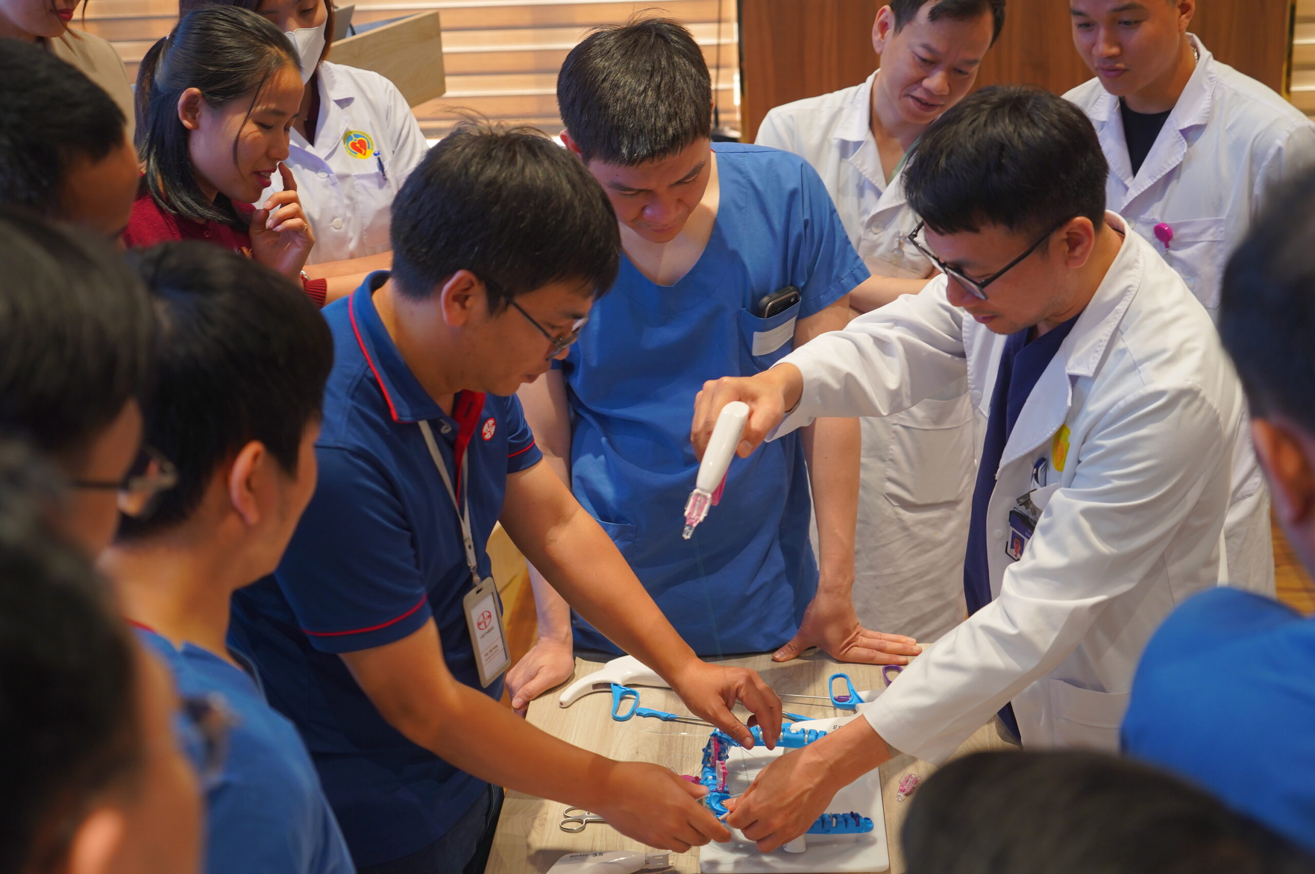 GIẢI PHÁP KHÂU CỐ ĐỊNH VAN NHÂN TẠO TRONG PHẪU THUẬT THAY VAN TIM XÂM LẤN TỐI THIỂU