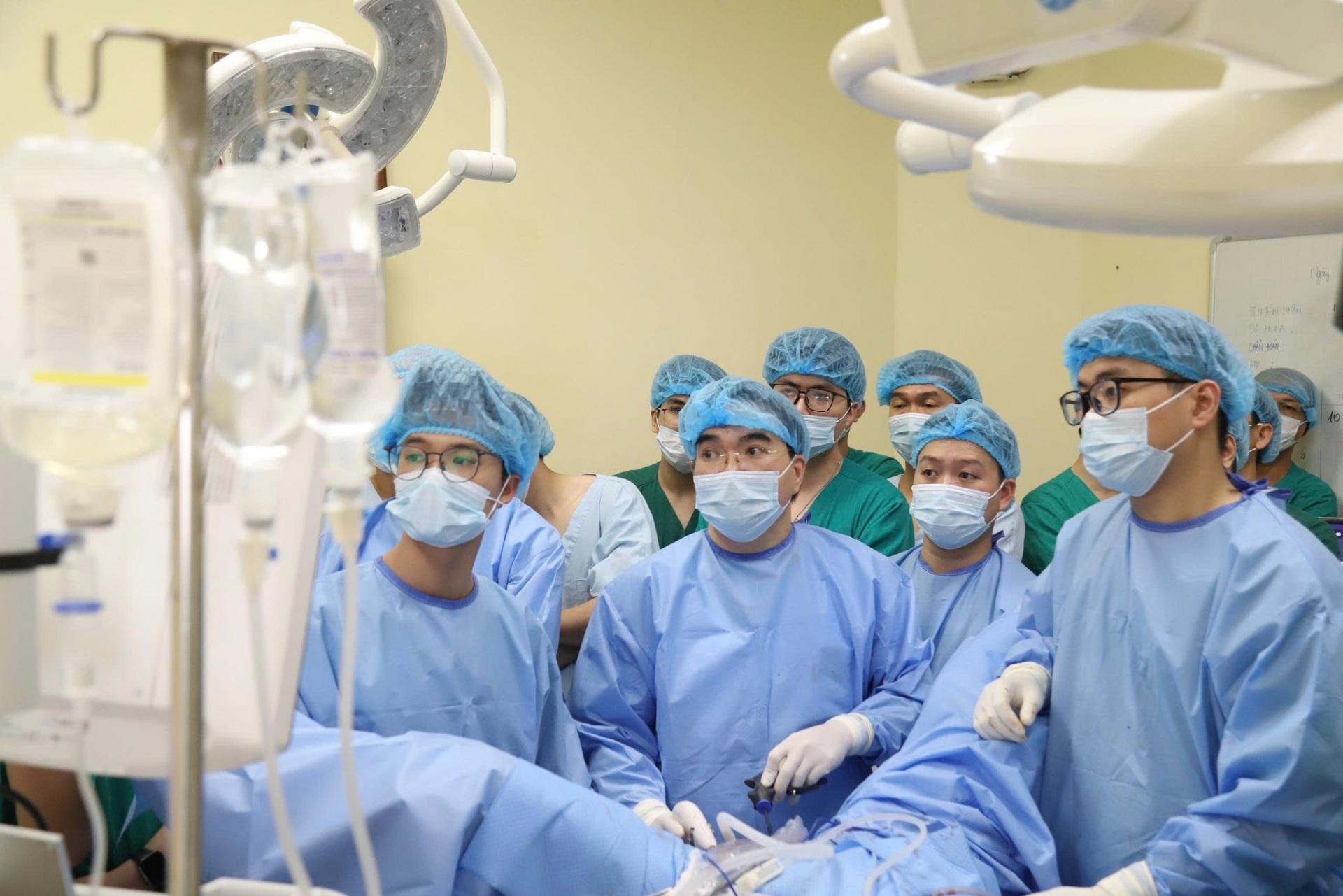 BỆNH VIỆN K MỔ TRÌNH DIỄN 2 CA BỆNH PHỨC TẠP VỚI KỸ THUẬT MỚI PHẪU THUẬT vNOTES CẮT TỬ CUNG TOÀN BỘ KẾT HỢP SINH THIẾT HẠCH CỬA SAU PHÚC MẠC SỬ DỤNG ICG