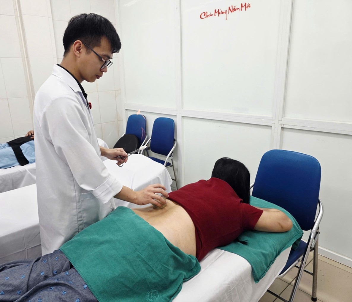 Đau lưng do trượt đốt sống: Hướng điều trị hiệu quả từ y học cổ truyền