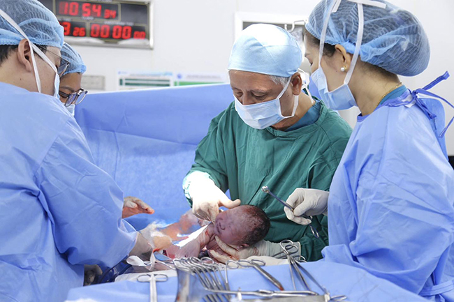 Từ mũi kim xuyên tử cung đến tiếng khóc đầu đời