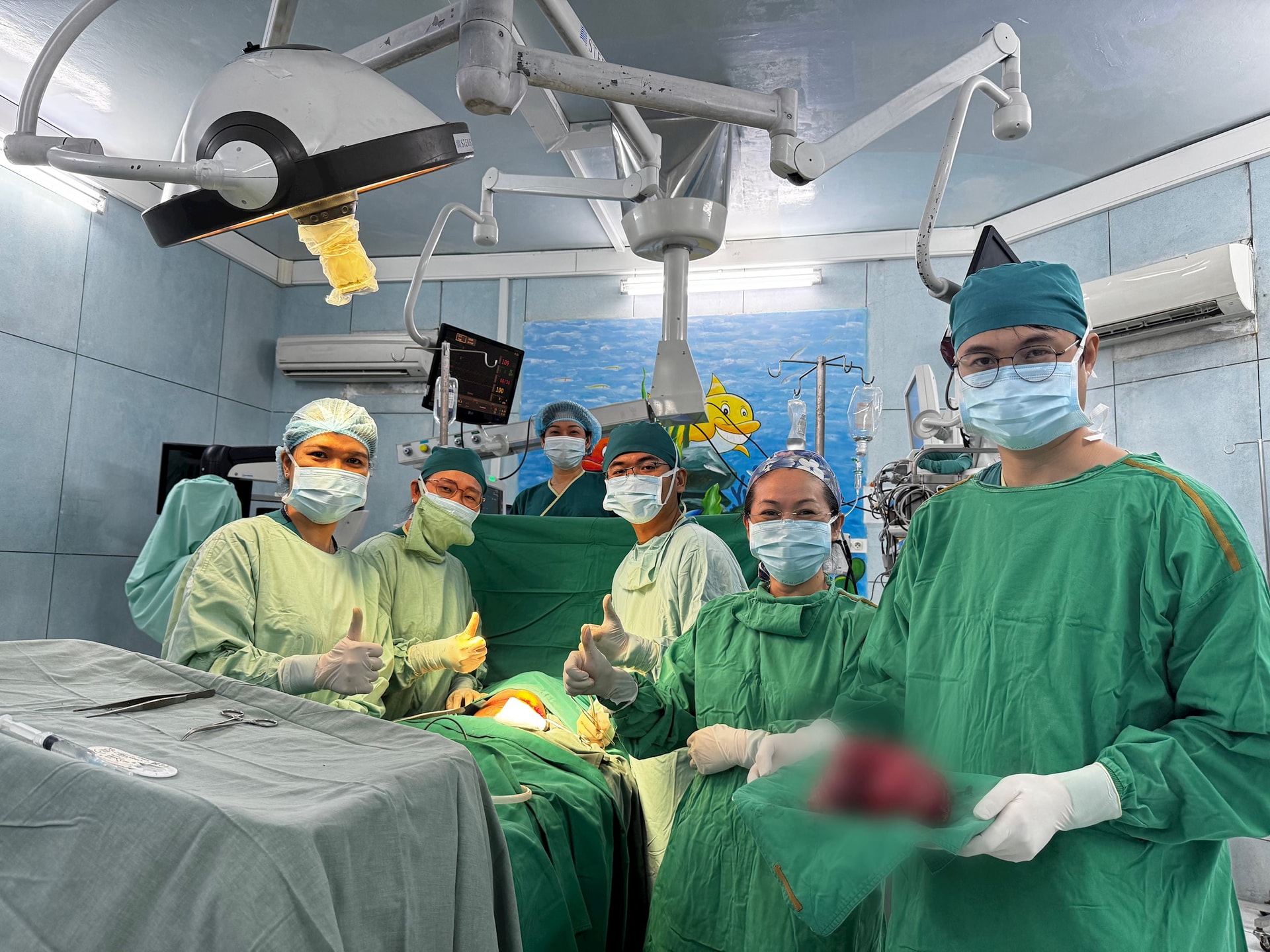 Phẫu thuật lấy khối u quái nặng 1,3kg hiếm gặp cứu bé trai 6 tháng tuổi