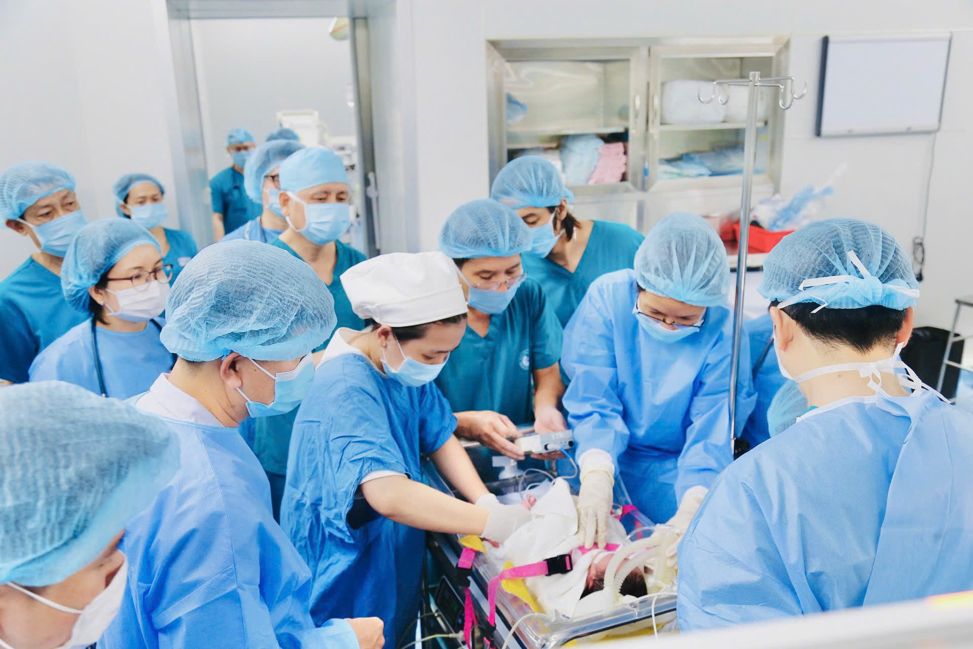 Cứu sống thai nhi bị suy tim bào thai nặng do tổn thương dẫn truyền nhĩ thất (Block A-V) độ 3 trong bệnh lý tự miễn Lupus ban đỏ