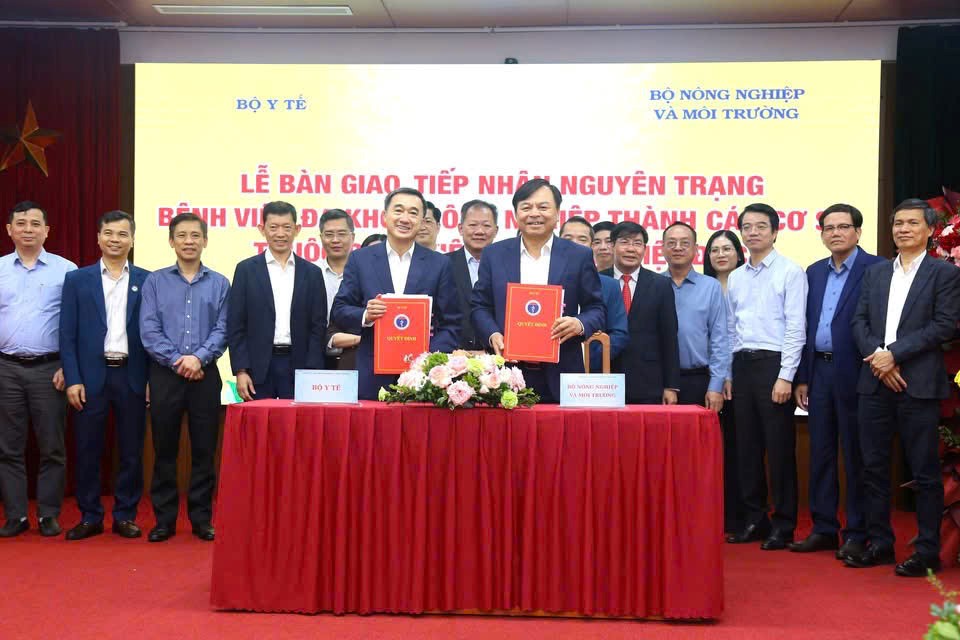 Thứ trưởng Bộ Y tế Trần Văn Thuấn dự và phát biểu tại lễ bàn giao, tiếp nhận Bệnh viện Đa khoa Nông nghiệp về Bệnh viện Hữu nghị Việt Đức