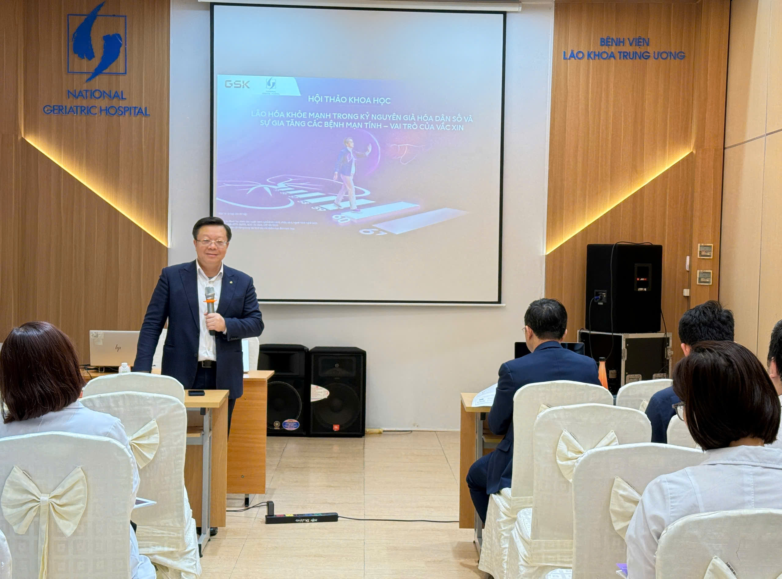 BỆNH VIỆN LÃO KHOA TRUNG ƯƠNG TỔ CHỨC SINH HOẠT KHOA HỌC VỀ LÃO HÓA KHỎE MẠNH VÀ VAI TRÒ CỦA VẮC XIN