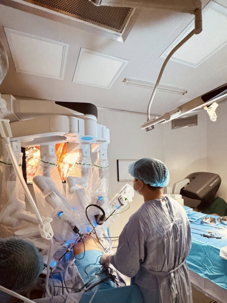 PHẪU THUẬT NỘI SOI ROBOT XỬ LÝ THÀNH CÔNG UNG THƯ BUỒNG TRỨNG TÁI PHÁT TẠI TIỂU KHUNG